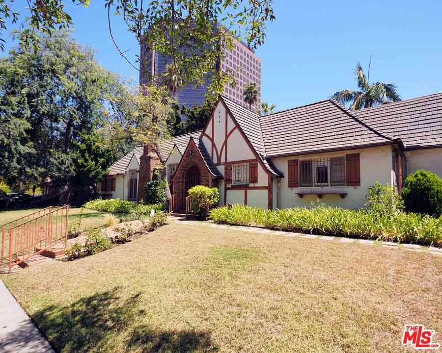 Homes For Sale - 742 Schumacher Drive<br/> Los Angeles, CA 90048