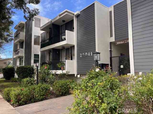 Townhouse For Rent - 22041 Costanso #103<br/> Woodland Hills, CA 91364