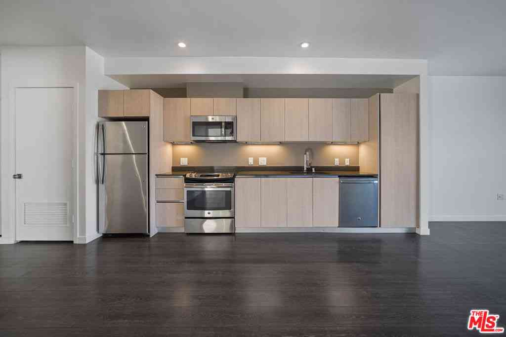 Condo For Rent - 5800 Harold Way #411<br/> Los Angeles, CA 90028