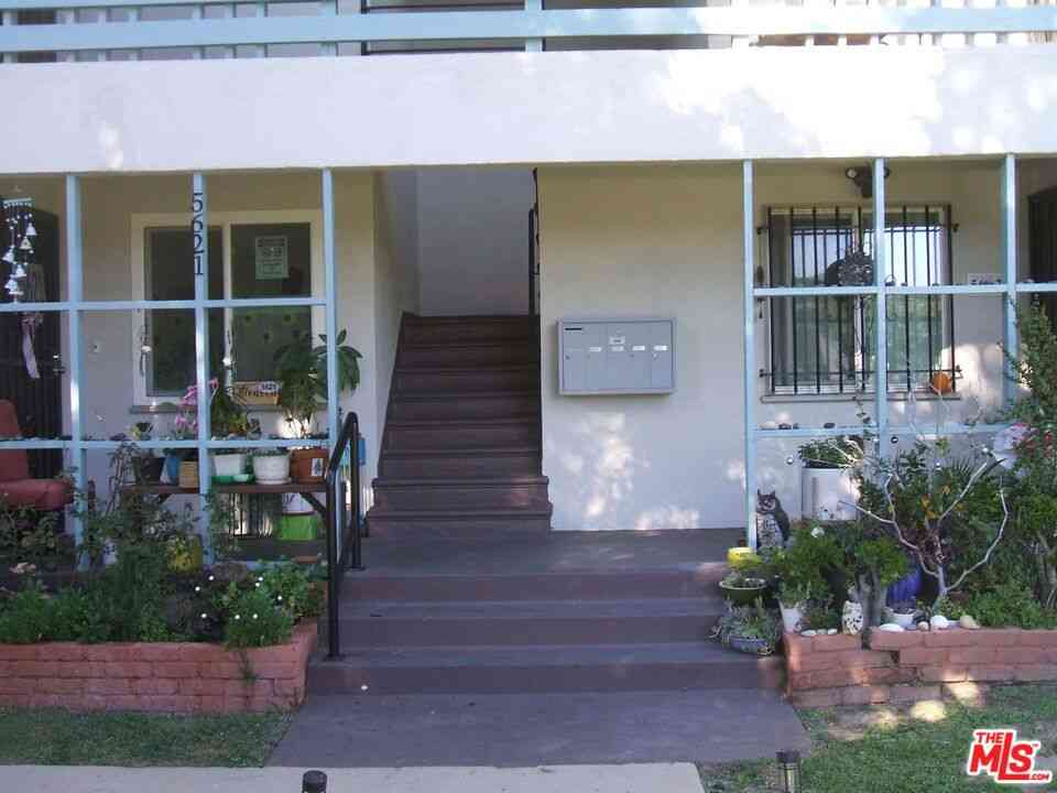 Condo For Sale - 5619 1/2 W Clemson Street #1/2<br/> Los Angeles, CA 90016