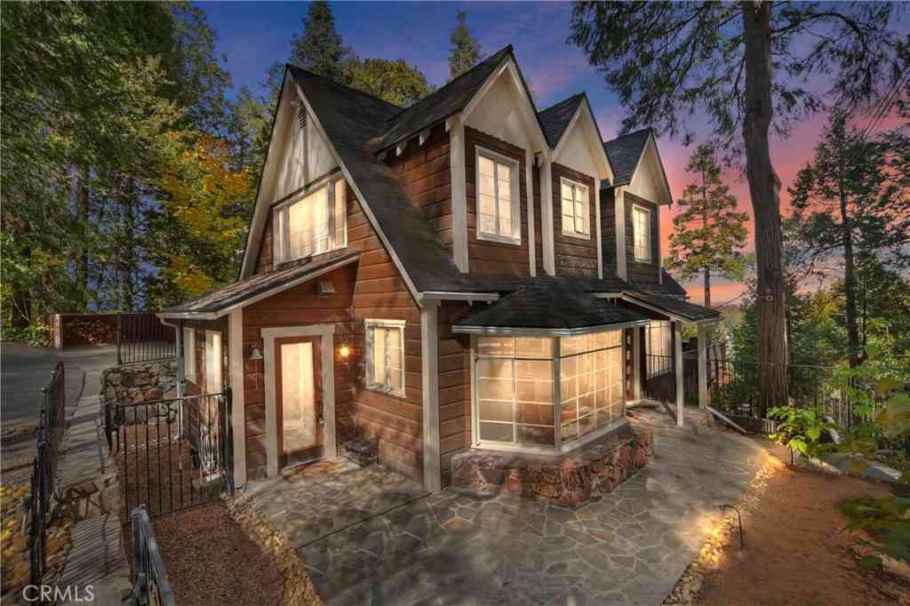Homes For Sale - 329 Summit Road<br/> Lake Arrowhead, CA 92352