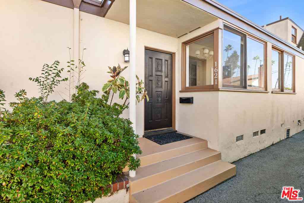 Homes For Sale - 1621 Manning Avenue<br/> Los Angeles, CA 90024