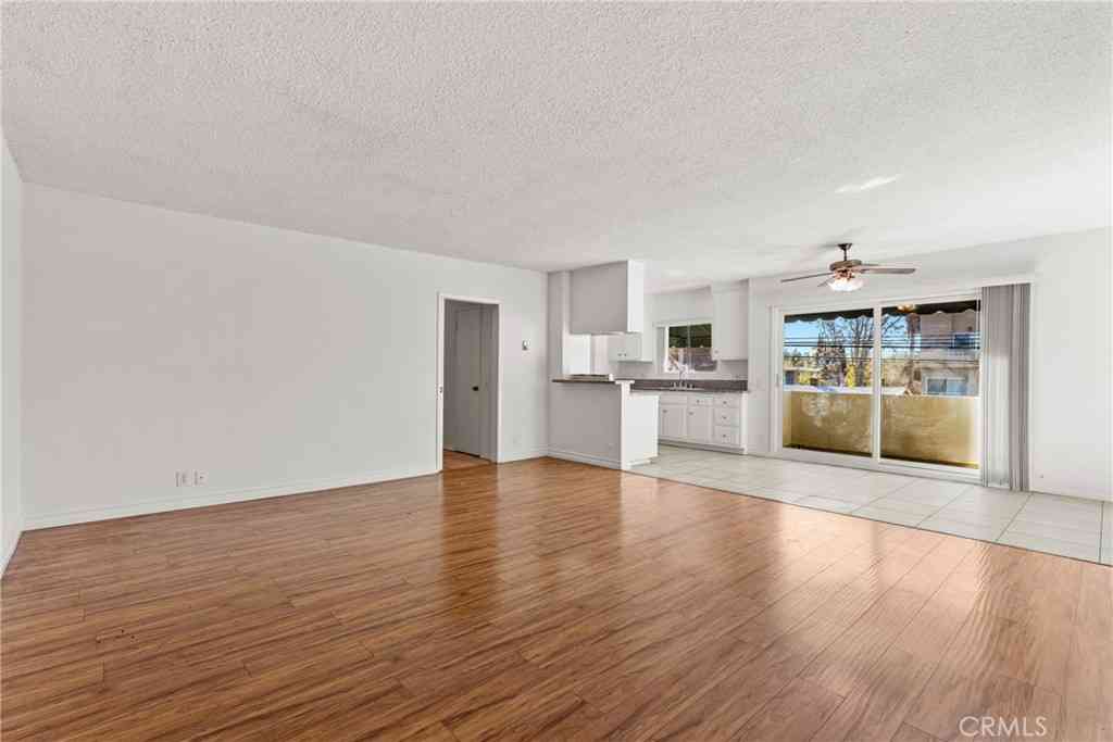 Condo For Rent - 4924 Kester Avenue #10<br/> Sherman Oaks, CA 91403