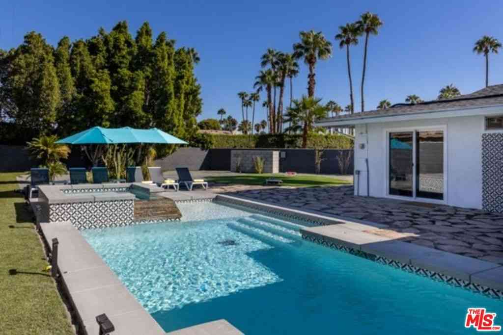 Homes For Sale - 980 N Buttonwillow Circle<br/> Palm Springs, CA 92262
