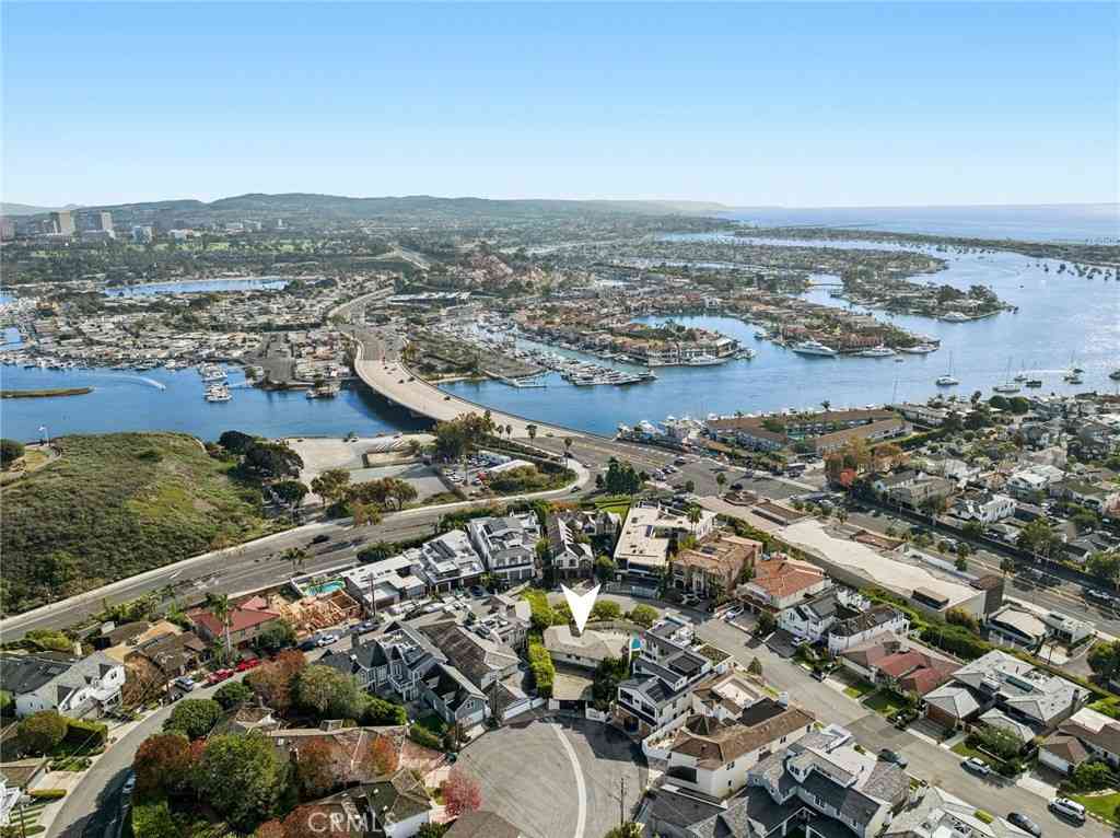 Homes For Sale - 101 Kings Place<br/> Newport Beach, CA 92663