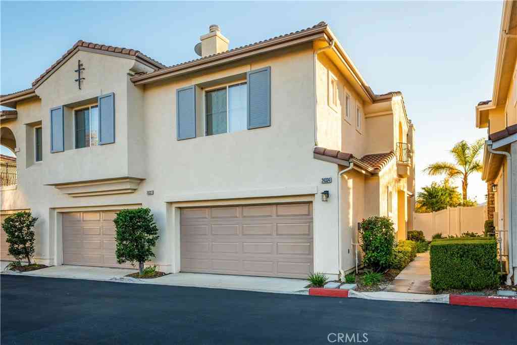 Townhouse For Sale - 24332 Lorenzo<br/> Valencia, CA 91355