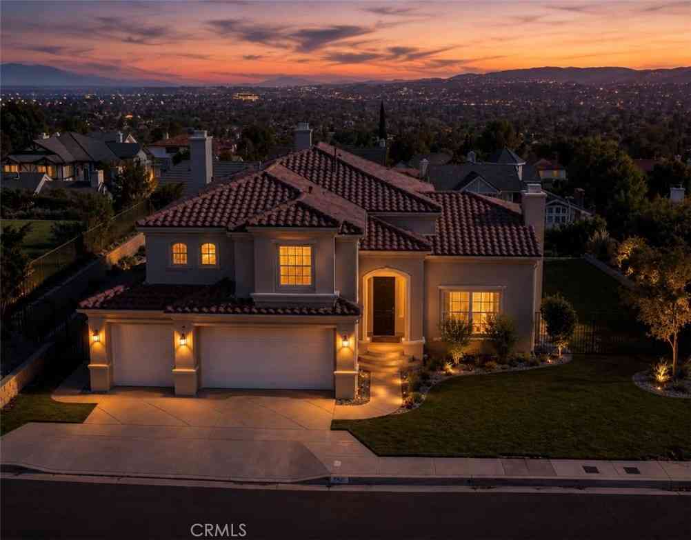 Homes For Sale - 5928 Vista De La Luz<br/> Woodland Hills, CA 91367