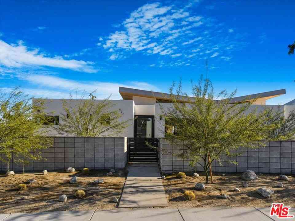 Homes For Sale - 527 W Santa Catalina Road<br/> Palm Springs, CA 92262