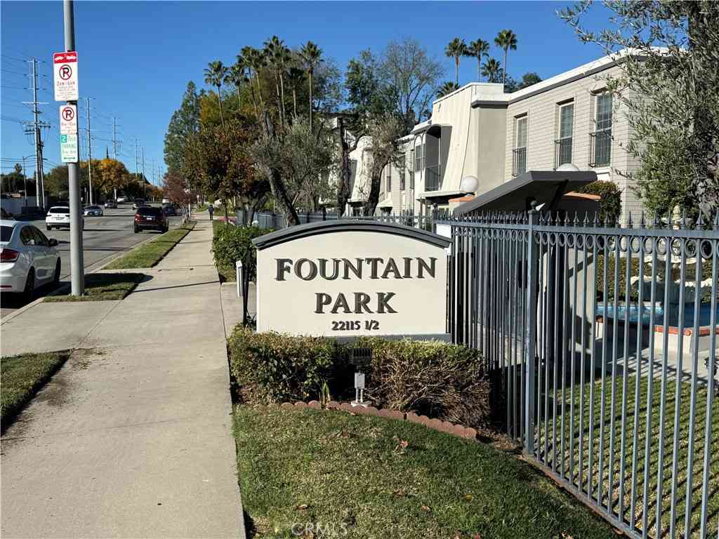 Townhouse For Sale - 22049 Oxnard<br/> Woodland Hills, CA 91367