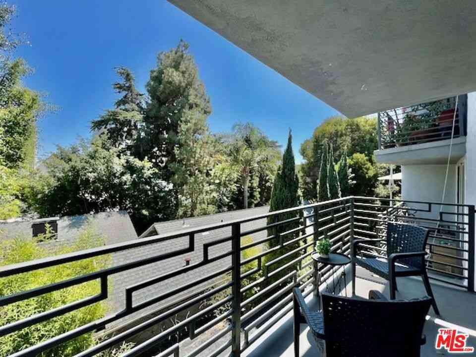 Condo For Rent - 1920 Hillcrest Road #8<br/> Los Angeles, CA 90068