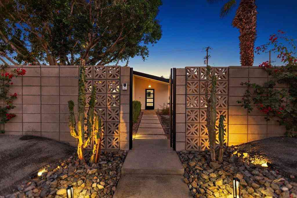 Homes For Sale - 565 W Yorba Road<br/> Palm Springs, CA 92262