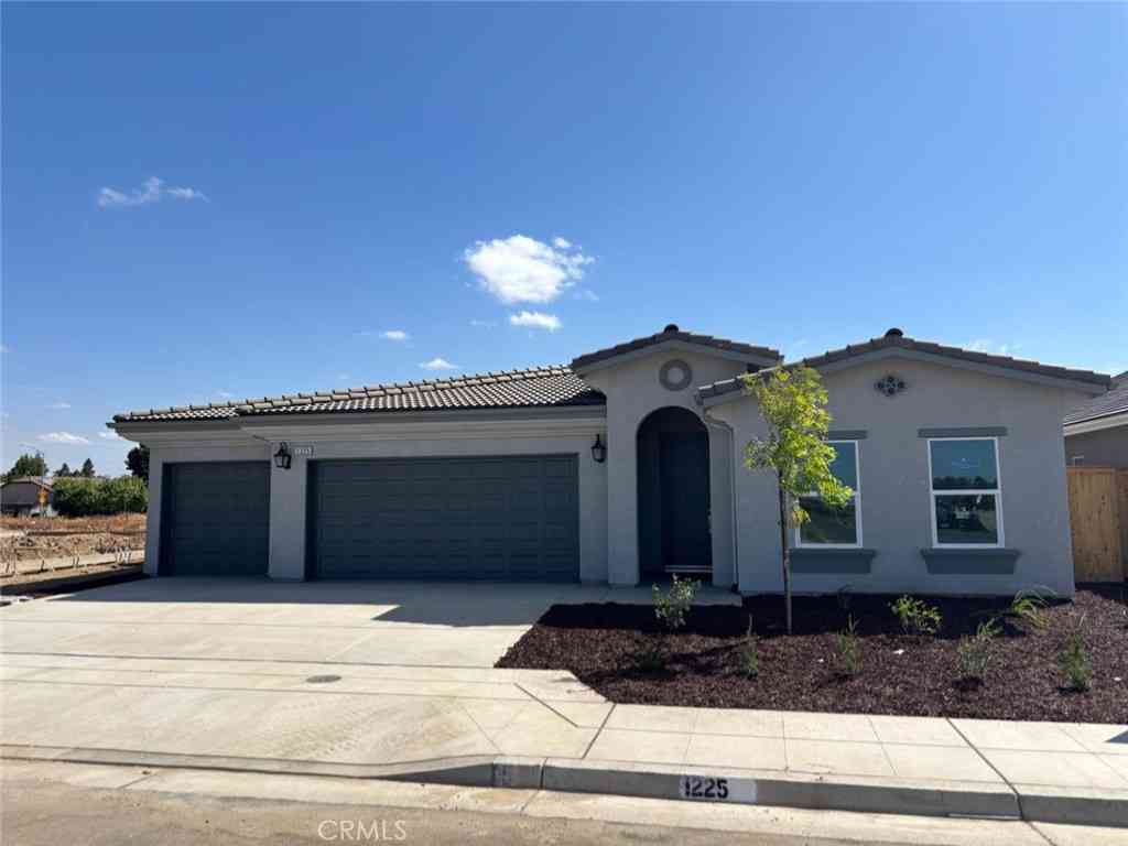 Homes For Sale - 1225 Via Valencia Drive<br/> Madera, CA 93637