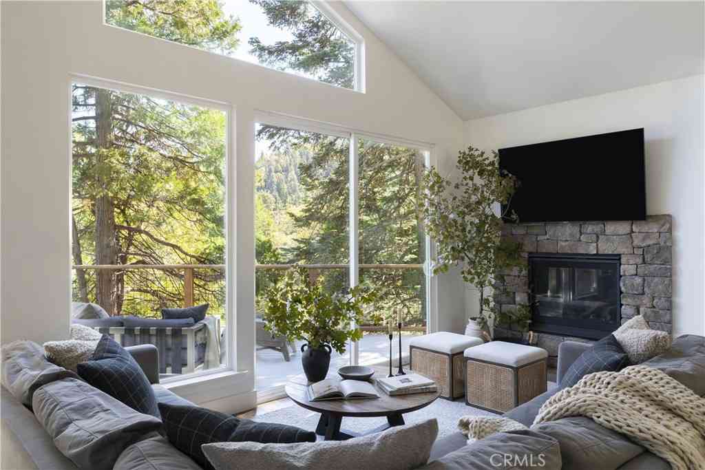 Homes For Sale - 388 Primrose Circle<br/> Lake Arrowhead, CA 92352