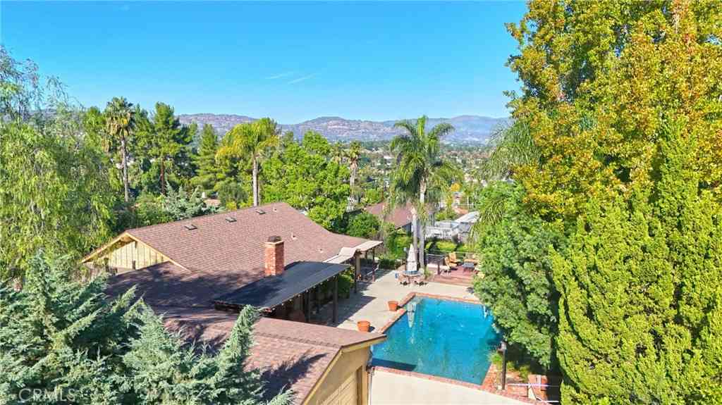 Homes For Sale - 23421 Aetna Street<br/> Woodland Hills, CA 91367