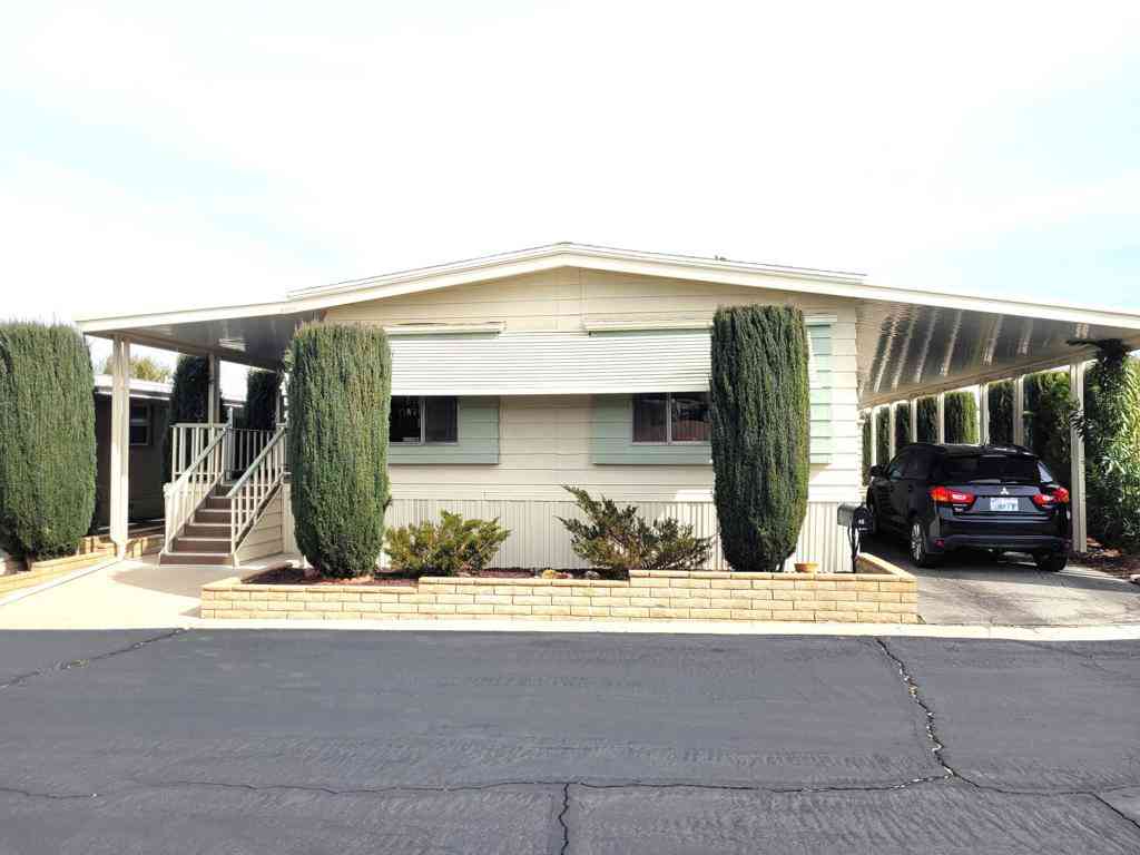 Mobile Home For Sale - 54999 Martinez Trail #40<br/> Yucca Valley, CA 92284