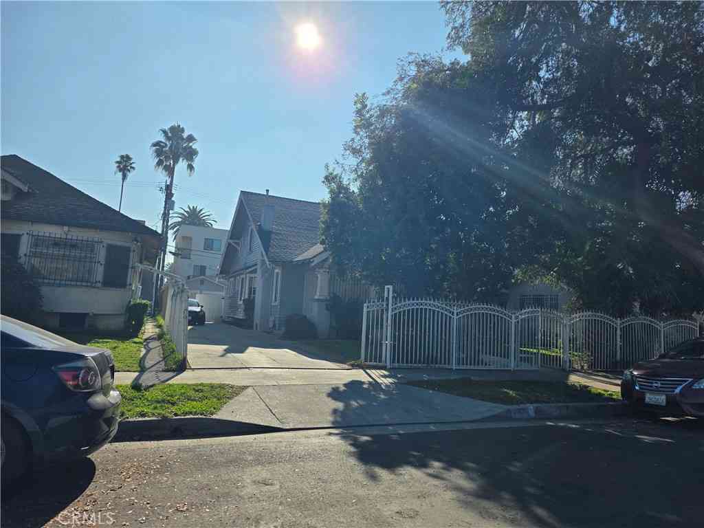 Multifamily For Sale - 1180 W 39th Place<br/> Los Angeles, CA 90037