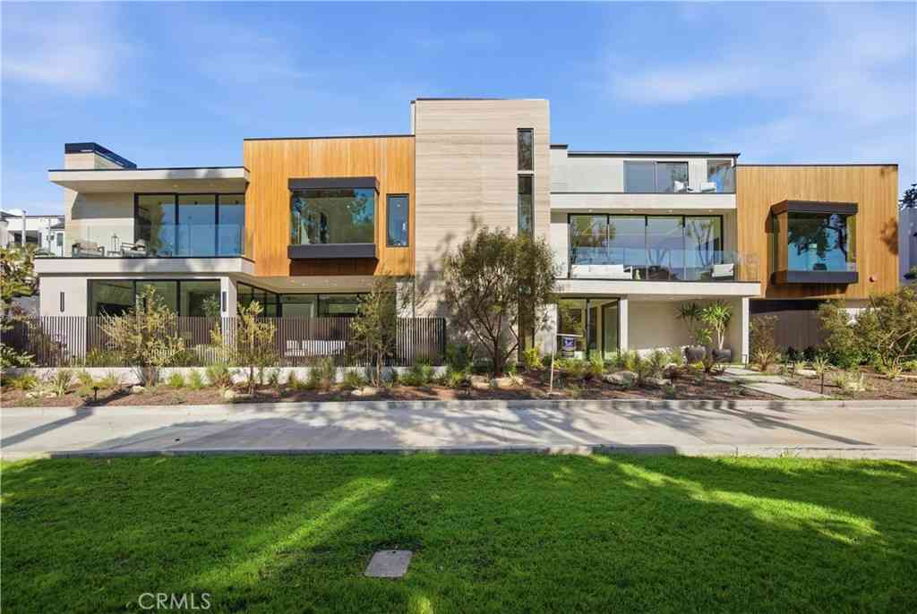Condo For Sale - 400 Heliotrope<br/> Corona Del Mar, CA 92625