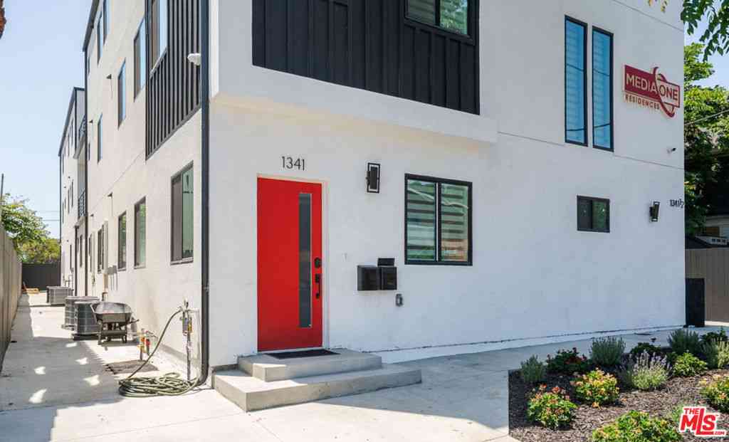 Condo For Rent - 1341 N Mariposa Avenue<br/> Los Angeles, CA 90027
