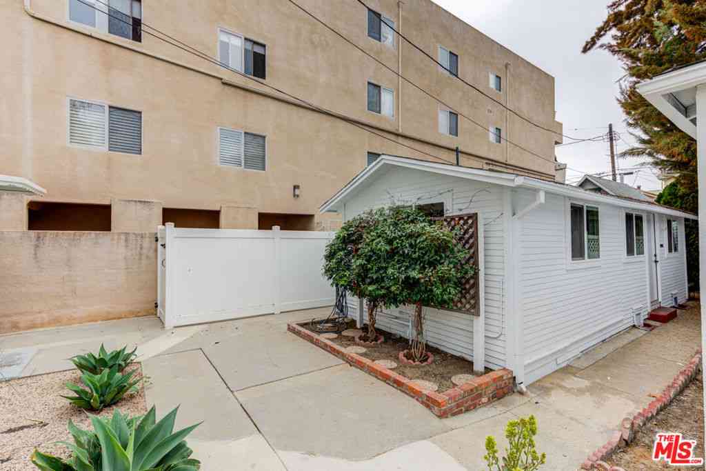 Condo For Rent - 11918 Rochester Avenue<br/> Los Angeles, CA 90025