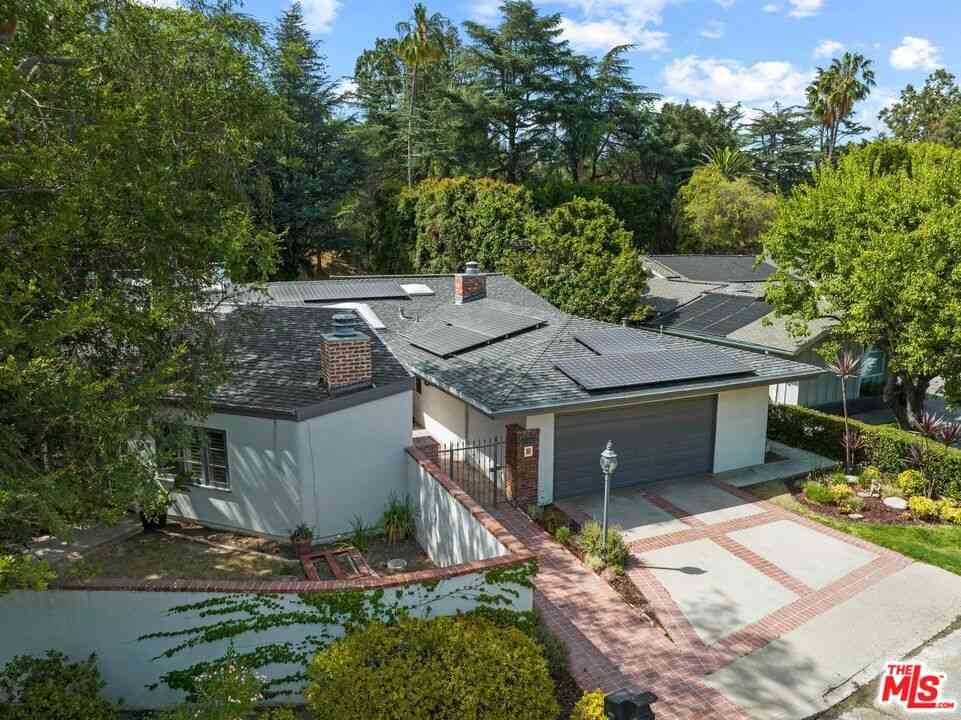 Homes For Sale - 15649 Woodfield Place<br/> Sherman Oaks, CA 91403