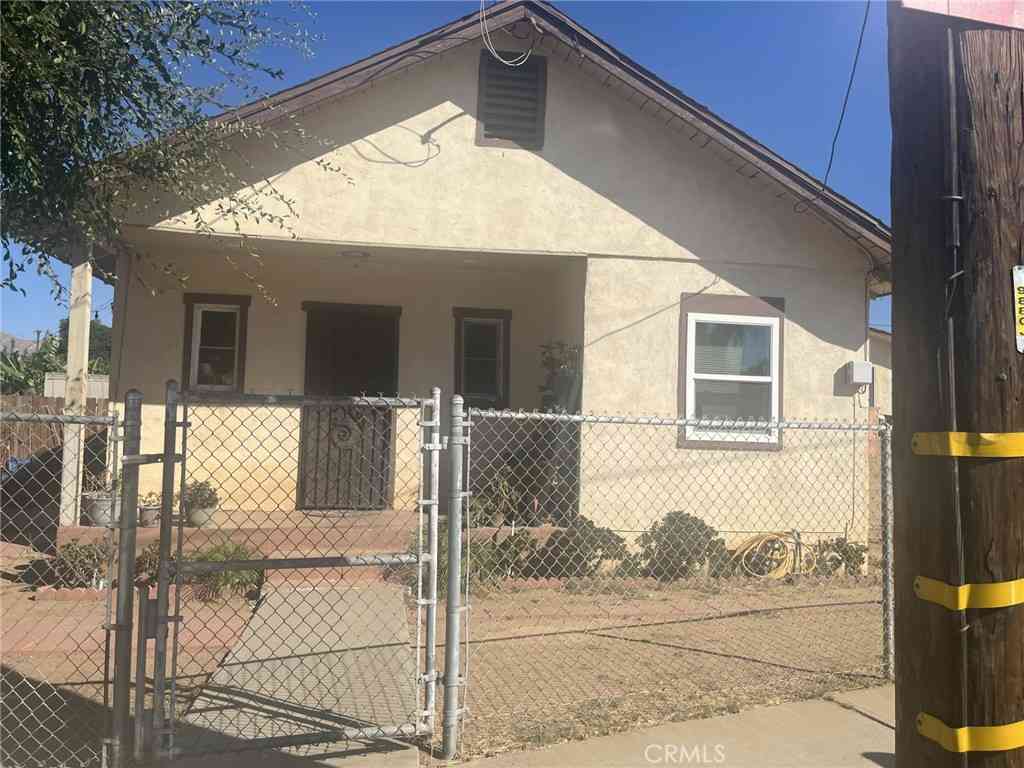 Homes For Sale - 4264 Victoria Avenue<br/> Riverside, CA 92507