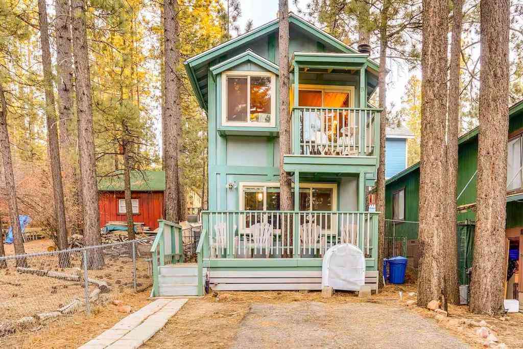 Homes For Sale - 524 W Rainbow Boulevard<br/> Big Bear, CA 92314