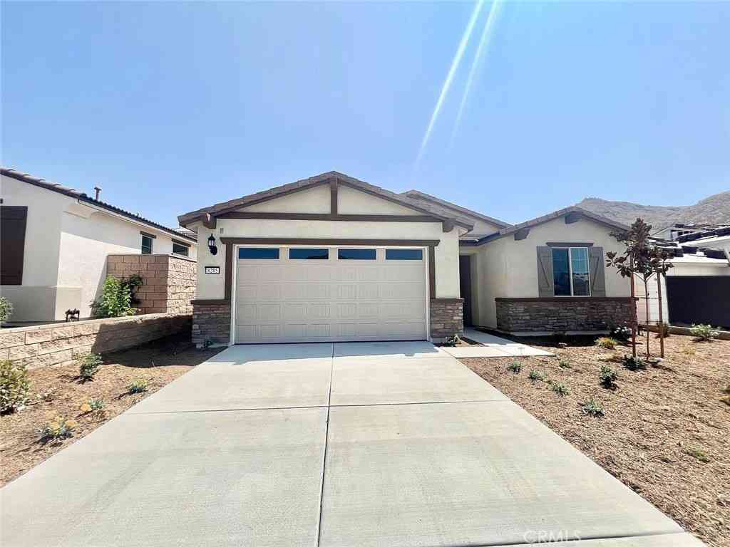 Homes For Sale - 8285 Tristan Ln<br/> Riverside, CA 92507