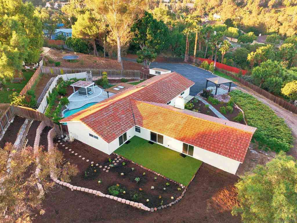 Homes For Sale - 807 Poinsettia Ave<br/> Vista, CA 92081