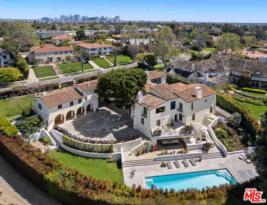 Homes For Sale - 211 S Muirfield Road<br/> Los Angeles, CA 90004