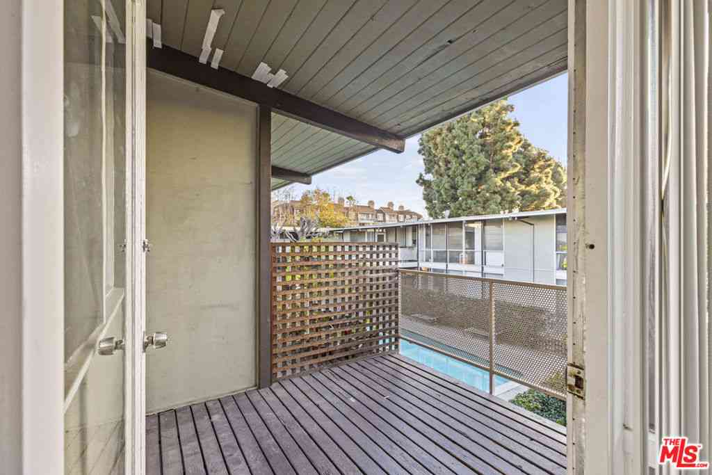 Condo For Rent - 11131 Rose Avenue #10<br/> Los Angeles, CA 90034