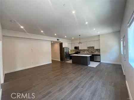Condo For Rent - 6445 Woodley Avenue #101<br/> Lake Balboa, CA 91406