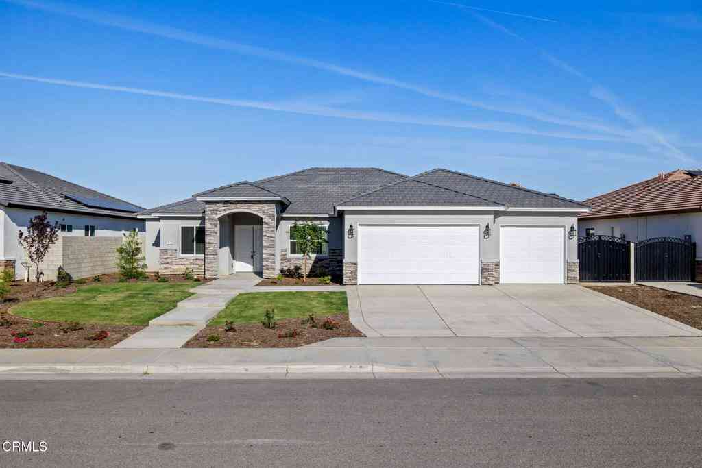 Homes For Sale - 7516 Ruthburg Way<br/> Bakersfield, CA 93314