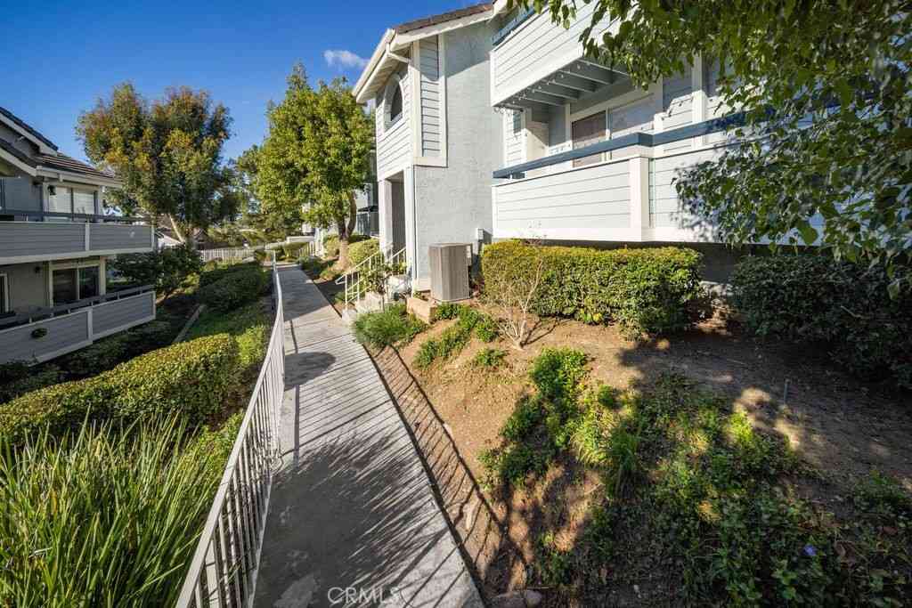Condo For Sale - 20345 Rue Crevier<br/> Canyon Country, CA 91351
