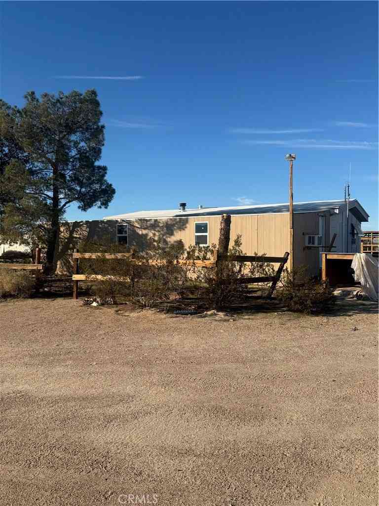 Mobile Home For Sale - 49122 Bedford Dr<br/> Newberry Springs, CA 92365