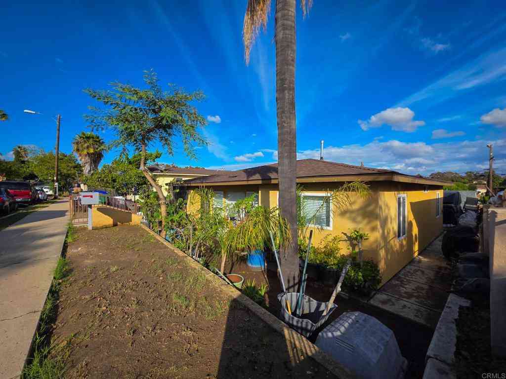 Homes For Sale - 819-821 Raven Street<br/> San Diego, CA 92102