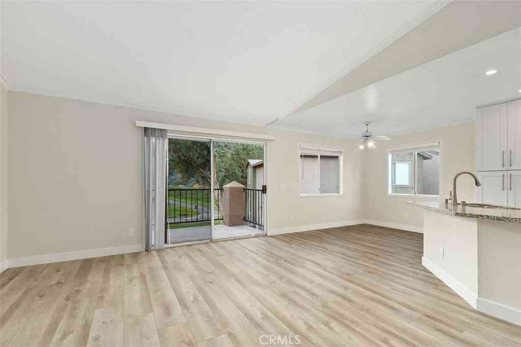 Condo For Sale - 2576 Avenida Del Vista #204<br/> Corona, CA 92882