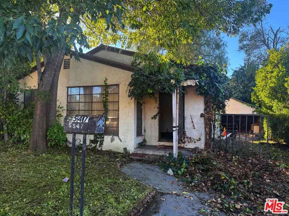 Homes For Sale - 5547 Shoup Avenue<br/> Woodland Hills, CA 91367
