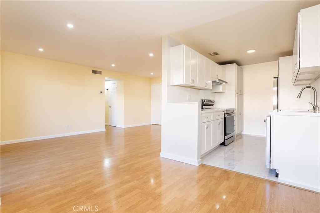 Homes For Sale - 5414 Newcastle Avenue #8<br/> Encino, CA 91316