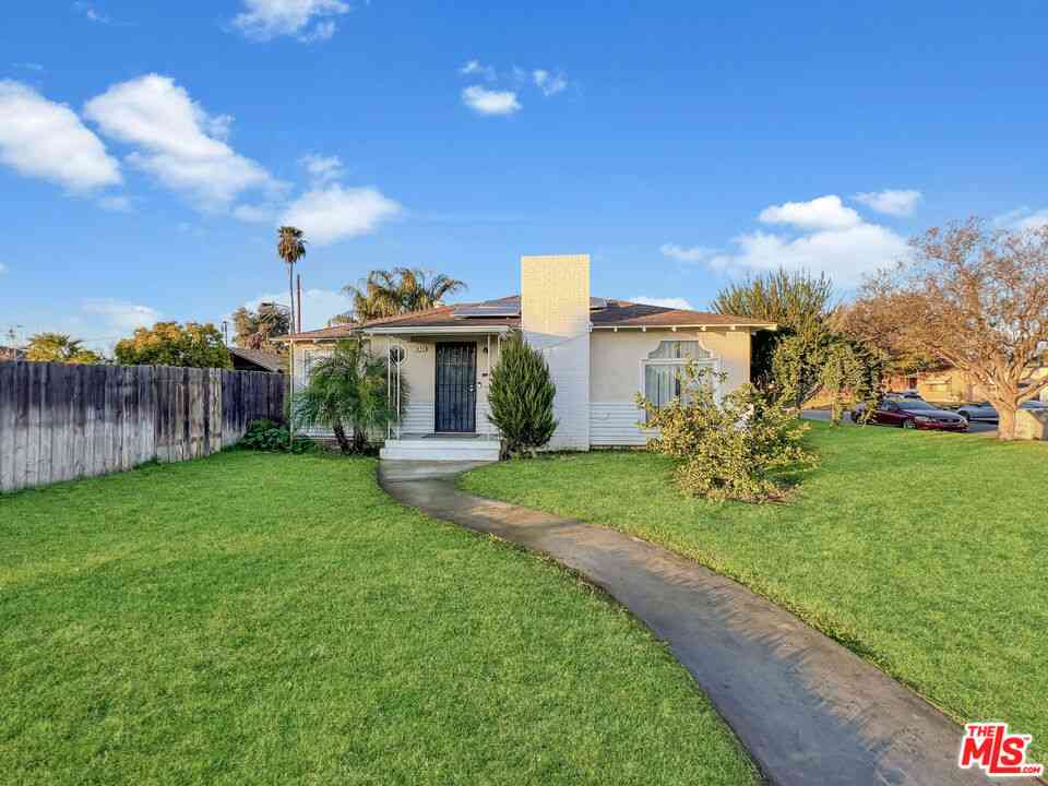 Homes For Sale - 3493 E Joyce Drive<br/> Fresno, CA 93703