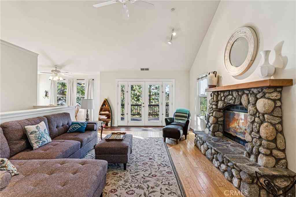 Homes For Sale - 305 Summit Road<br/> Lake Arrowhead, CA 92352