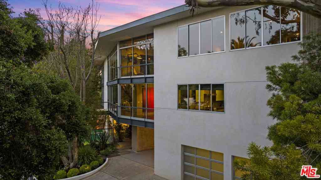 Homes For Rent - 2207 Bowmont Drive<br/> Beverly Hills, CA 90210