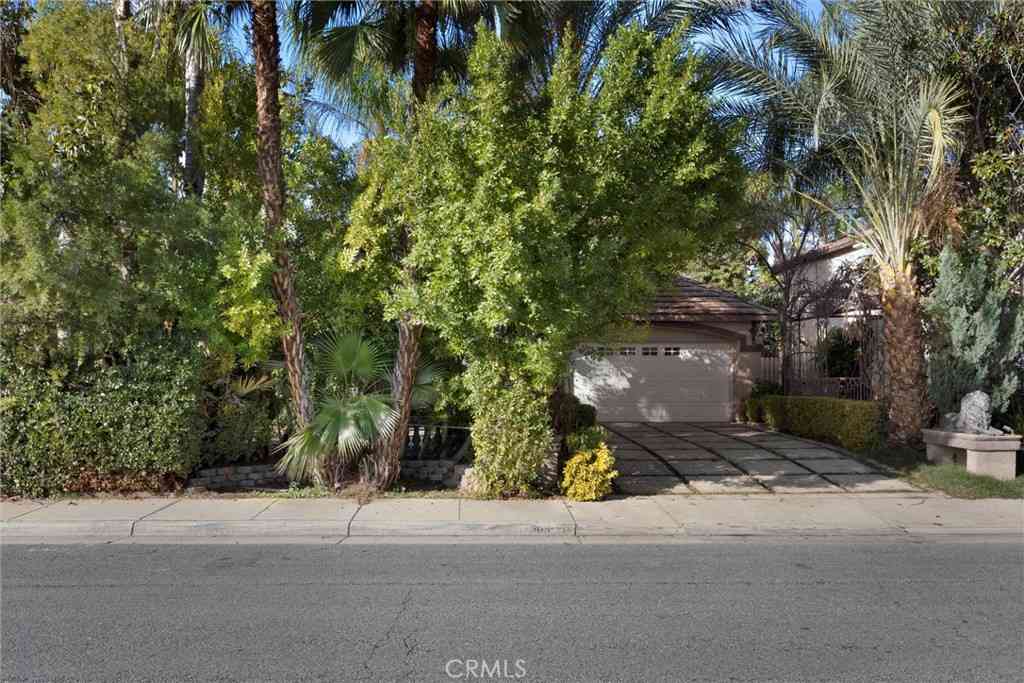 Homes For Sale - 309 Sonoma Vine Court<br/> Bakersfield, CA 93314