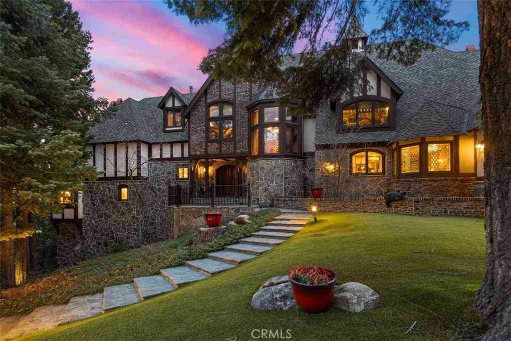Homes For Sale - 29162 Bald Eagle Ridge Rd<br/> Lake Arrowhead, CA 92352