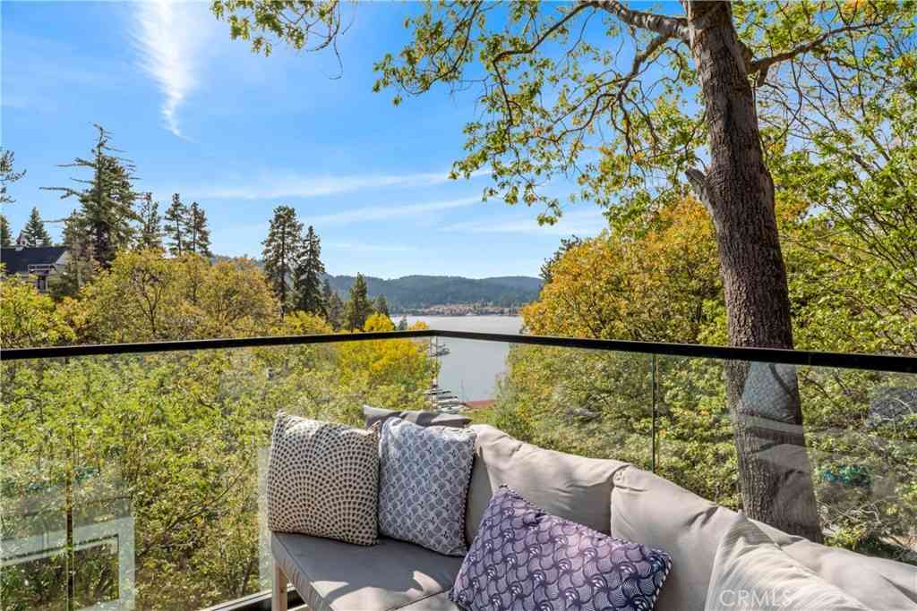 Homes For Sale - 28744 Palisades Drive<br/> Lake Arrowhead, CA 92352