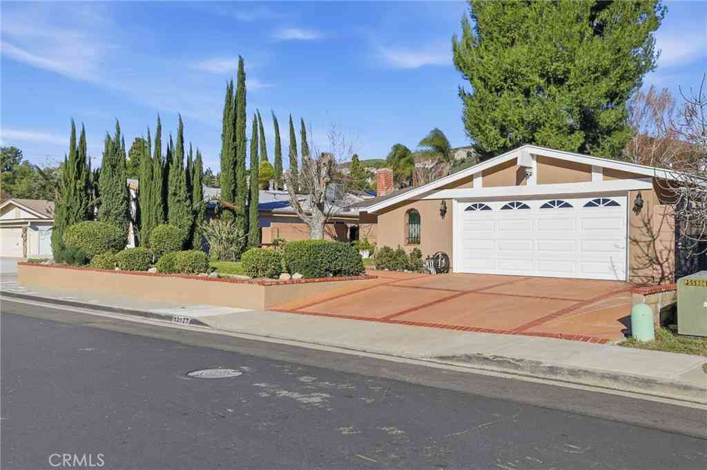 Homes For Sale - 18927 Claycrest<br/> Canyon Country, CA 91351