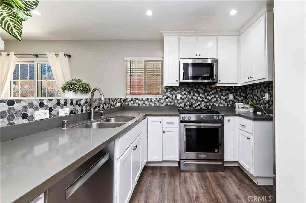 Homes For Sale - 17525 Bodkin<br/> Lake Elsinore, CA 92530