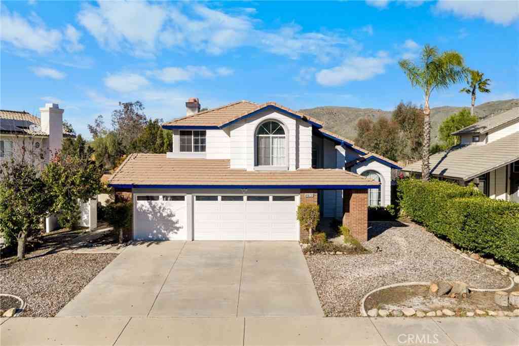 Homes For Sale - 13190 Lone Stallion Lane<br/> Corona, CA 92883