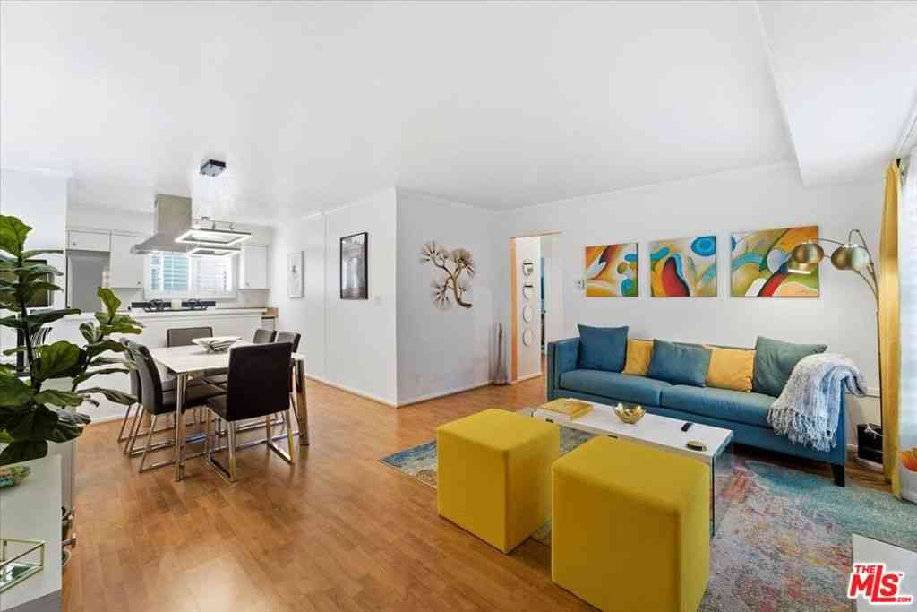 Homes For Sale - 22030 Calvert Street #6<br/> Woodland Hills, CA 91367