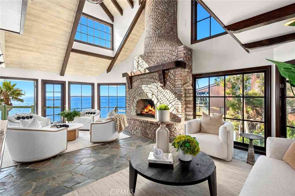 Homes For Sale - 31971 Coast Highway<br/> Laguna Beach, CA 92651