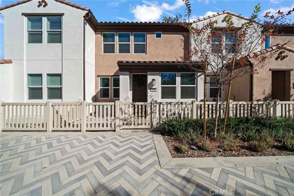Homes For Sale - 3934 Lavine #108<br/> Corona, CA 92883